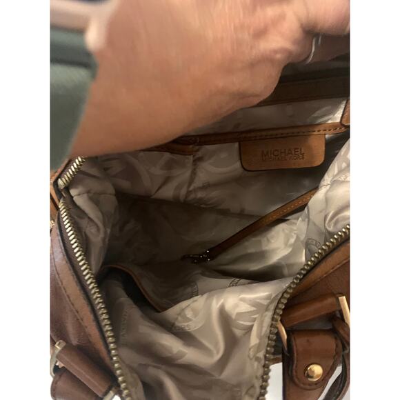 Michael Kors Classic Leather Shoulder Bag Brown with Gold Buckle & Logo - Picture 9 of 12